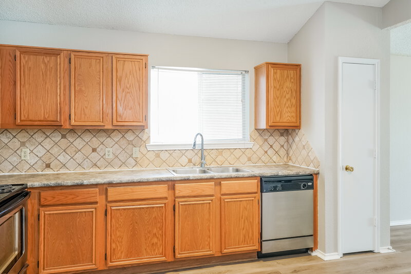 2,015/Mo, 3704 Chaddybrook Ln Fort Worth, TX 76137 Kitchen View