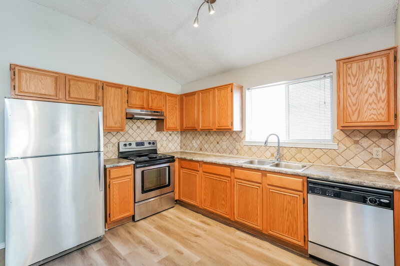 2,015/Mo, 3704 Chaddybrook Ln Fort Worth, TX 76137 Kitchen View 2