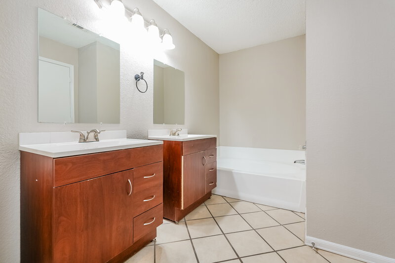 2,015/Mo, 3704 Chaddybrook Ln Fort Worth, TX 76137 Main Bathroom View