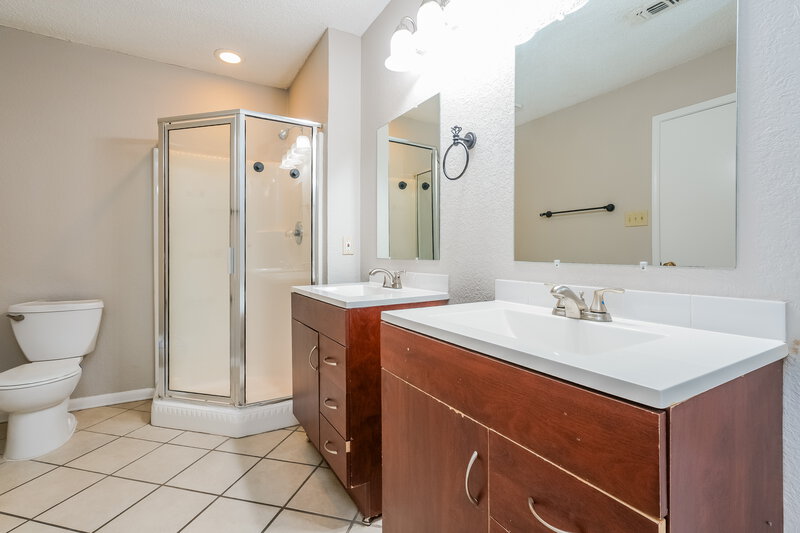 2,015/Mo, 3704 Chaddybrook Ln Fort Worth, TX 76137 Main Bathroom View 2