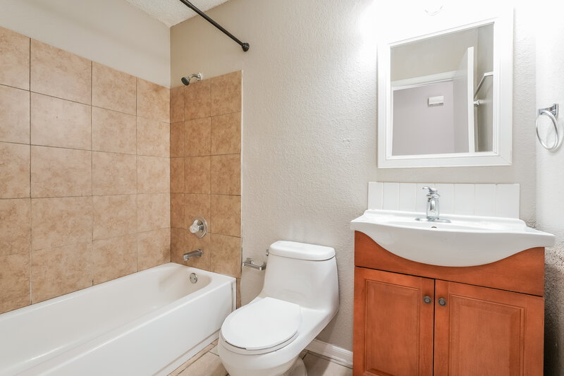 2,015/Mo, 3704 Chaddybrook Ln Fort Worth, TX 76137 Bathroom View