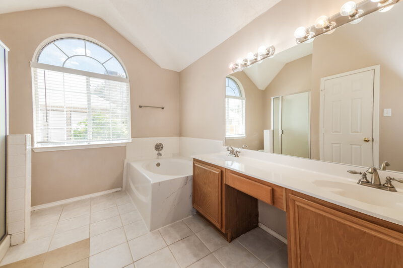 2,360/Mo, 1110 Pin Oak Ln Allen, TX 75002 Main Bathroom View
