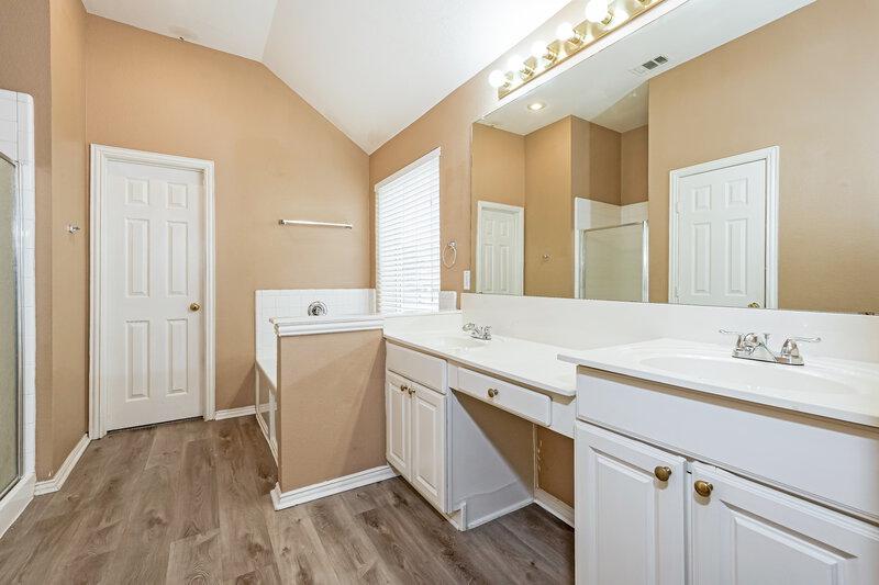 2,425/Mo, 125 Hickman St Cedar Hill, TX 75104 Main Bathroom View