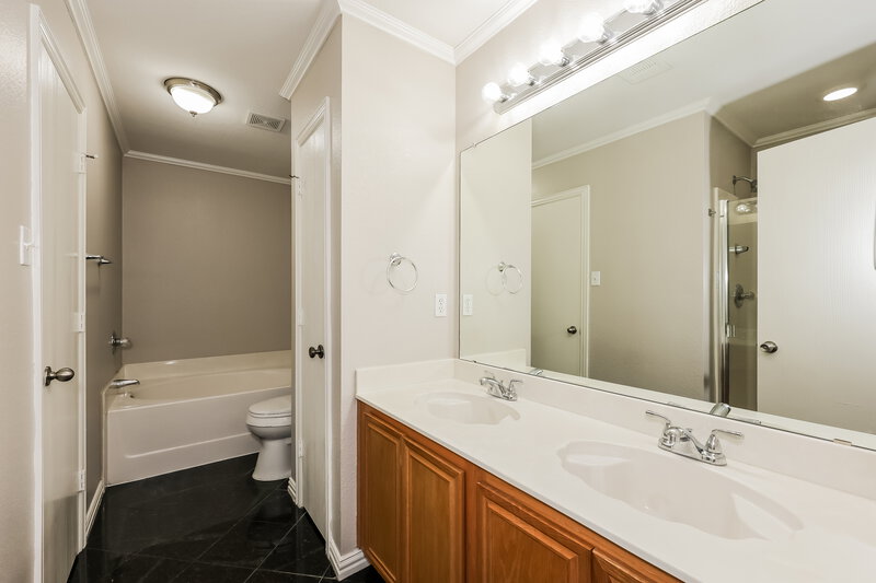 2,215/Mo, 704 Rachel St Grand Prairie, TX 75052 Main Bathroom View