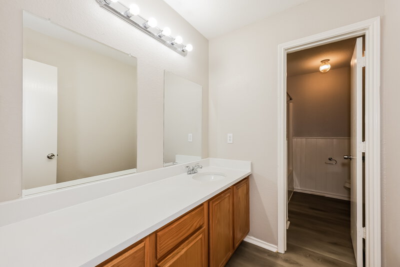 2,215/Mo, 704 Rachel St Grand Prairie, TX 75052 Bathroom View