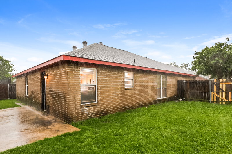 2,215/Mo, 704 Rachel St Grand Prairie, TX 75052 Rear View