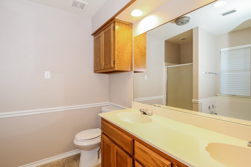 2,190/Mo, 2508 Timber Trl Denton, TX 76209 Main Bathroom View