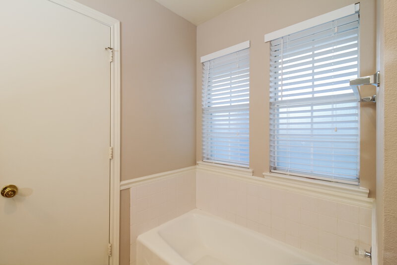 2,190/Mo, 2508 Timber Trl Denton, TX 76209 Main Bathroom View 2