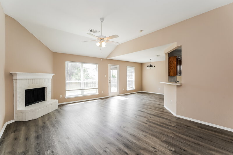 1,910/Mo, 4212 Comer St Denton, TX 76207 Living Room View 2