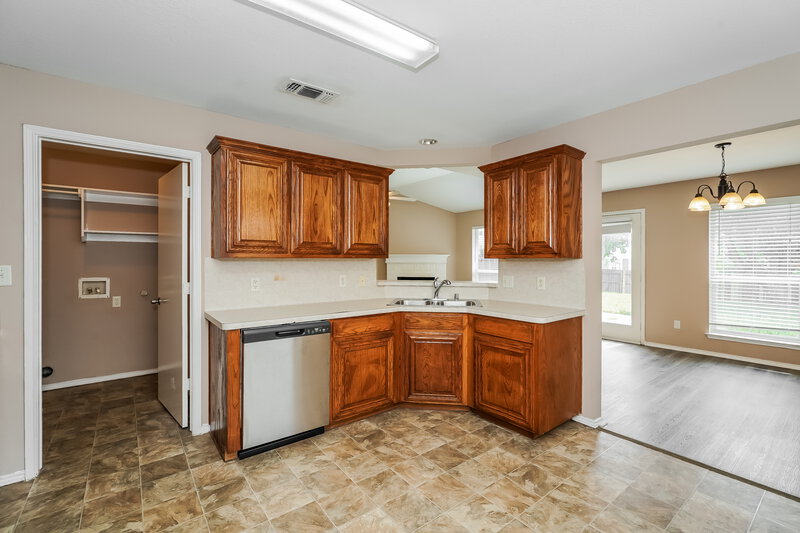 1,910/Mo, 4212 Comer St Denton, TX 76207 Kitchen View 3