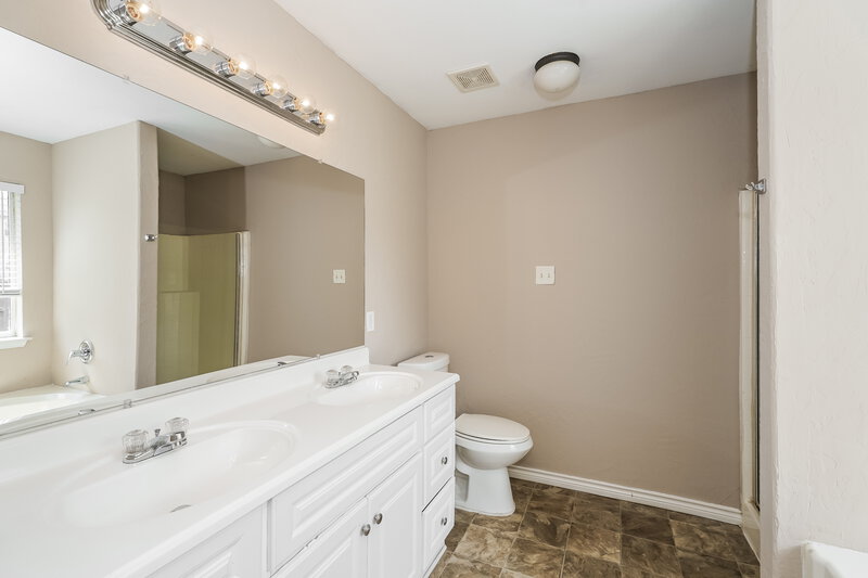 1,910/Mo, 4212 Comer St Denton, TX 76207 Main Bathroom View