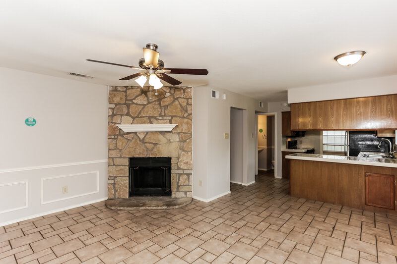 2,250/Mo, 1108 Cherrytree Dr Arlington, TX 76001 Living Room View 3