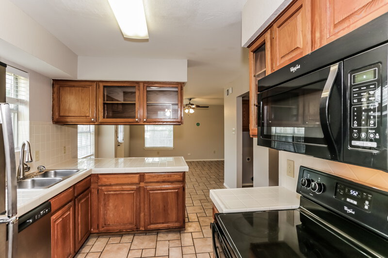 2,250/Mo, 1108 Cherrytree Dr Arlington, TX 76001 Kitchen View