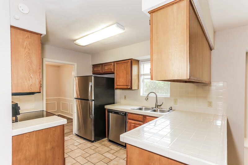 2,250/Mo, 1108 Cherrytree Dr Arlington, TX 76001 Kitchen View 2