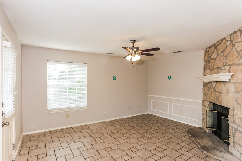 2,250/Mo, 1108 Cherrytree Dr Arlington, TX 76001 Family Room View