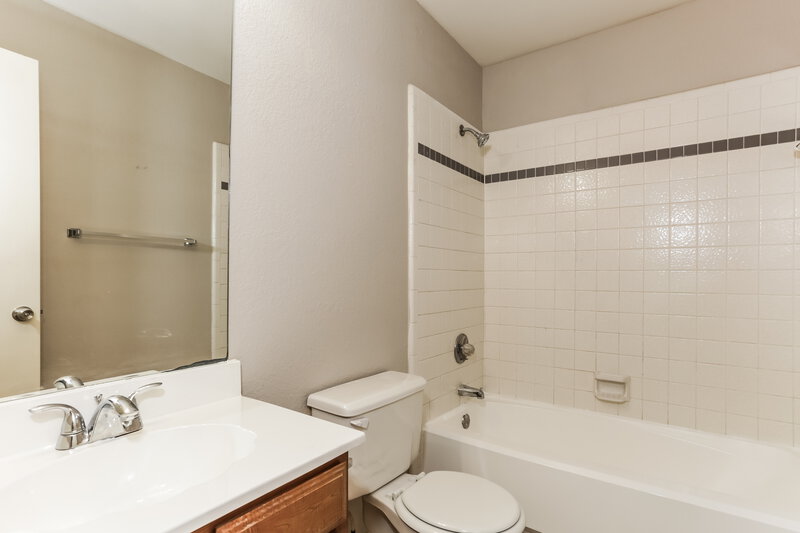 2,250/Mo, 1108 Cherrytree Dr Arlington, TX 76001 Bathroom View