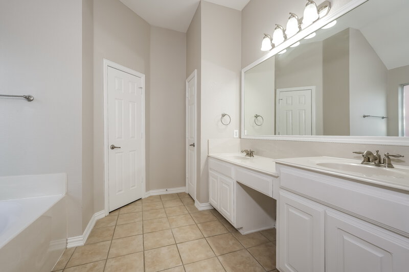2,515/Mo, 12325 Langley Hill Dr Fort Worth, TX 76244 Main Bathroom View