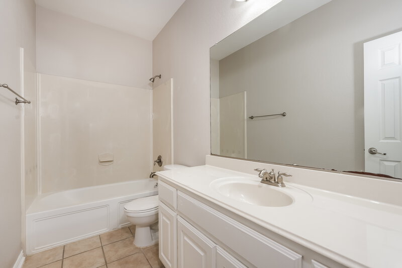 2,515/Mo, 12325 Langley Hill Dr Fort Worth, TX 76244 Bathroom View