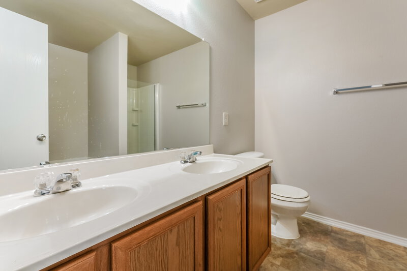 1,805/Mo, 14232 Tijuana Trl Haslet, TX 76052 Main Bathroom View