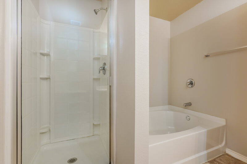 1,805/Mo, 14232 Tijuana Trl Haslet, TX 76052 Main Bathroom View 2