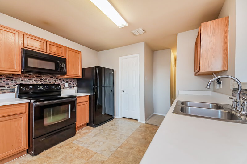 2,190/Mo, 1017 Cavern Dr Mesquite, TX 75181 Kitchen View 2