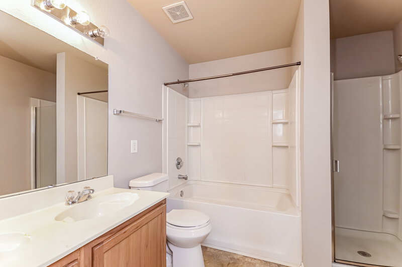 2,190/Mo, 1017 Cavern Dr Mesquite, TX 75181 Main Bathroom View