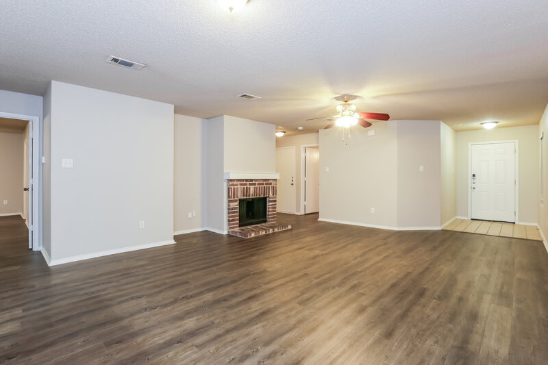 1,970/Mo, 5351 Driftway Dr Fort Worth, TX 76135 Living Room View 2