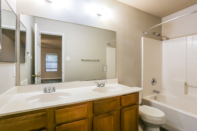 1,970/Mo, 5351 Driftway Dr Fort Worth, TX 76135 Main Bathroom View