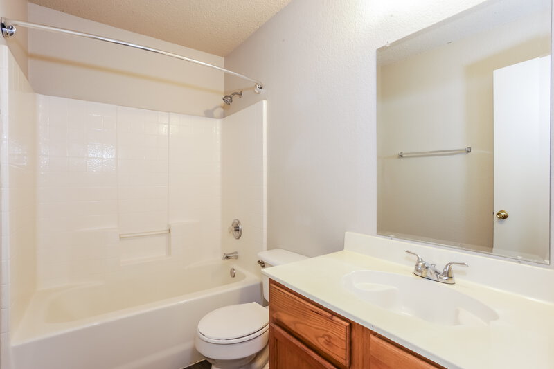 1,970/Mo, 5351 Driftway Dr Fort Worth, TX 76135 Bathroom View