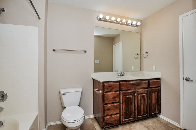1,820/Mo, 2109 Ingrid Ln Fort Worth, TX 76131 Main Bathroom View