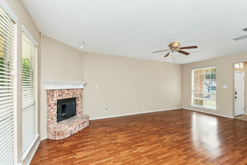 2,275/Mo, 5029 Lodgepole Ln Fort Worth, TX 76137 Living Room View 2