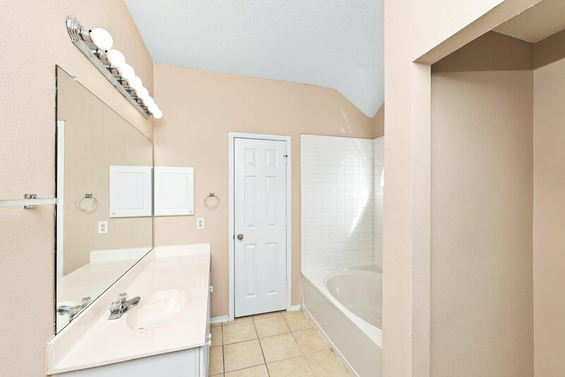 2,275/Mo, 5029 Lodgepole Ln Fort Worth, TX 76137 Primary Bathroom View