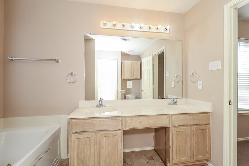 1,830/Mo, 1113 Darren Dr Burleson, TX 76028 Main Bathroom View