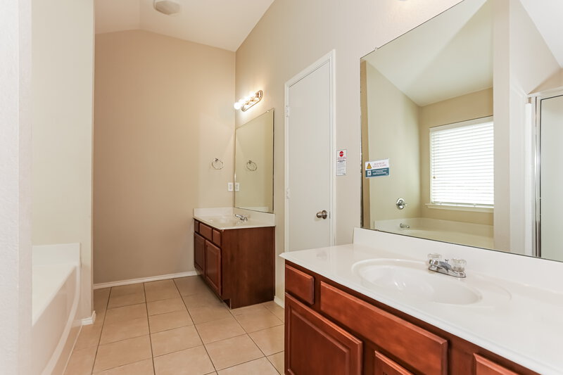 2,245/Mo, 6516 Fitzgerald St Fort Worth, TX 76179 Main Bathroom View