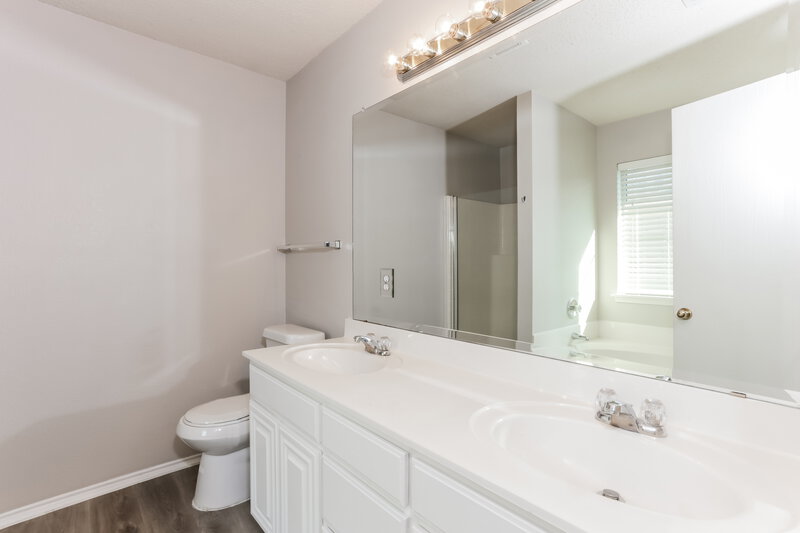 1,780/Mo, 12437 Seven Eagles Ln Burleson, TX 76028 Main Bathroom View