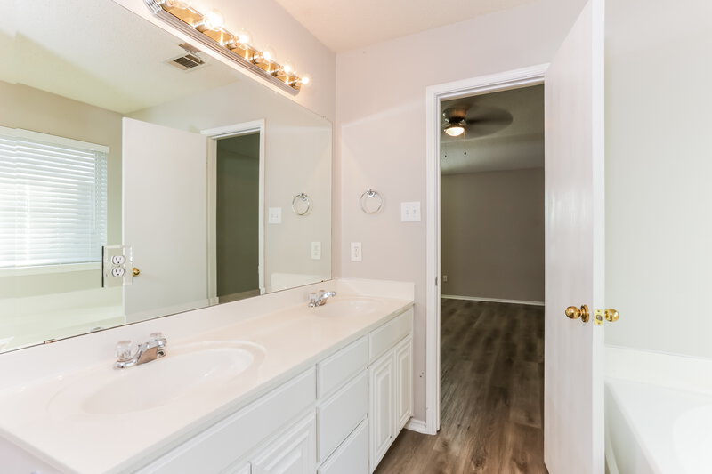 1,780/Mo, 12437 Seven Eagles Ln Burleson, TX 76028 Main Bathroom View 2