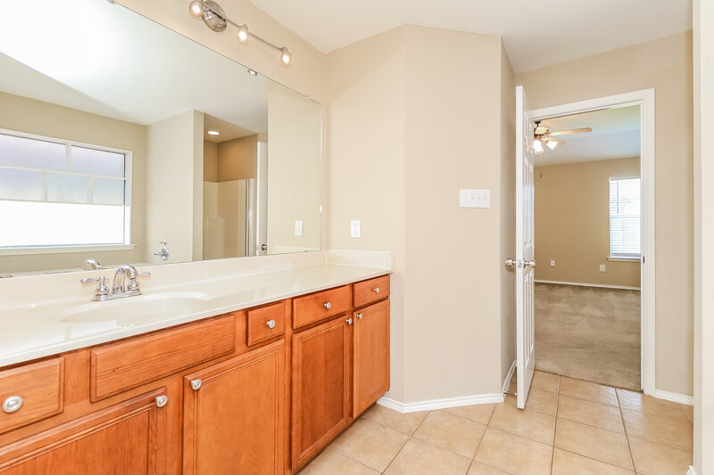 2,330/Mo, 9101 Jason Dr White Settlement, TX 76108 Main Bathroom View