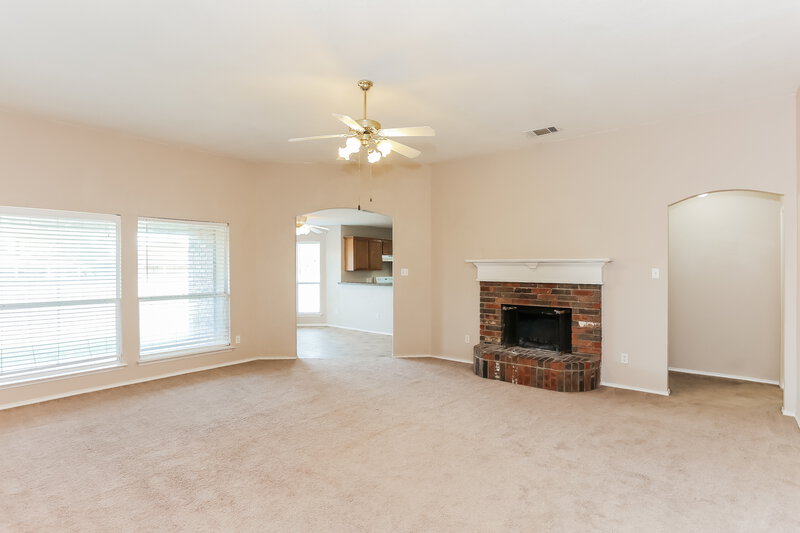 2,325/Mo, 938 Morgan Dr Burleson, TX 76028 Living Room View 2