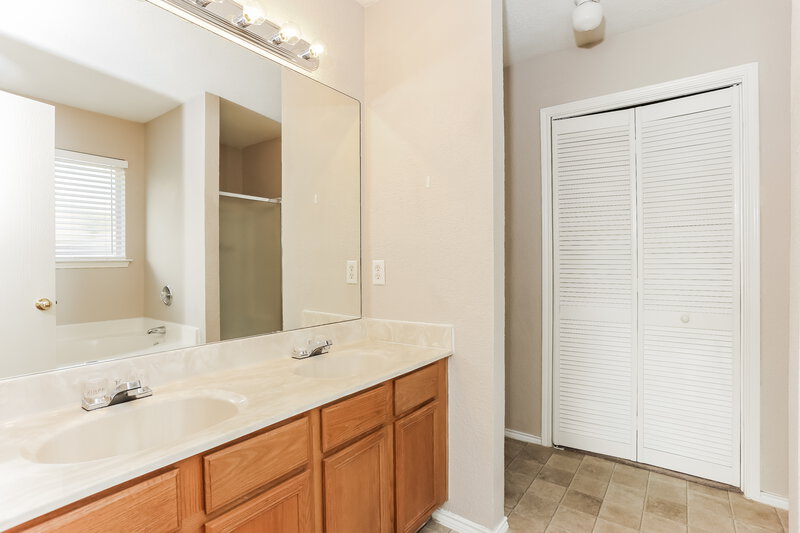 2,325/Mo, 938 Morgan Dr Burleson, TX 76028 Main Bathroom View