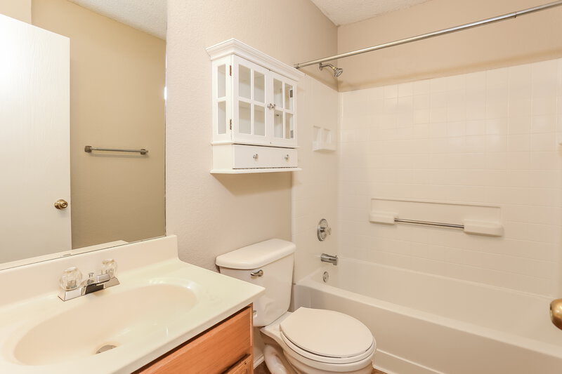 2,050/Mo, 1004 Carlin Ln Burleson, TX 76028 Main Bathroom View