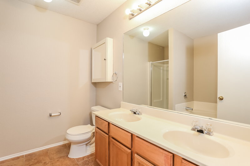 2,050/Mo, 1004 Carlin Ln Burleson, TX 76028 Bathroom View