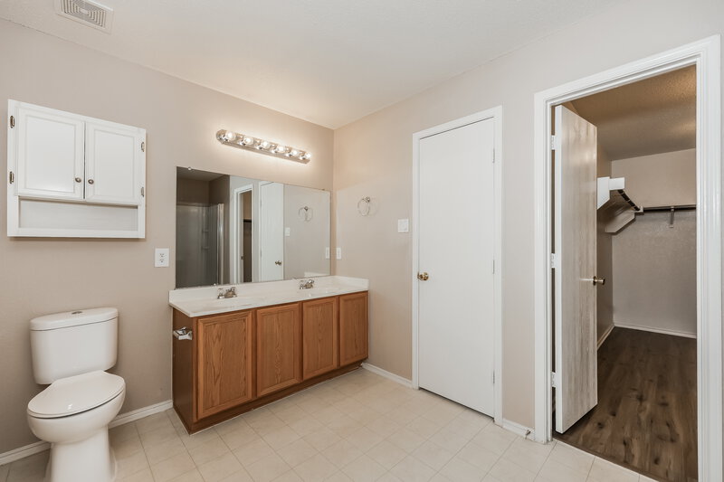 2,140/Mo, 4964 Creek Ridge Trl Fort Worth, TX 76179 Main Bathroom View