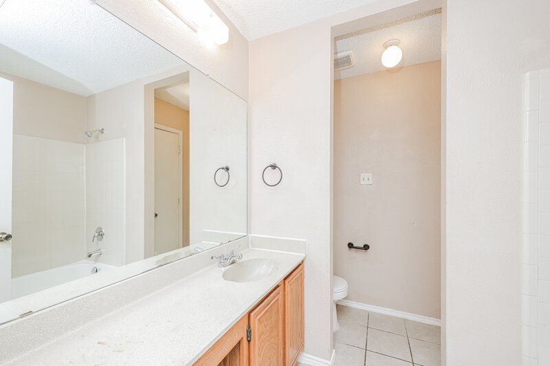1,990/Mo, 5116 Waltham Ct Garland, TX 75043 Main Bathroom View