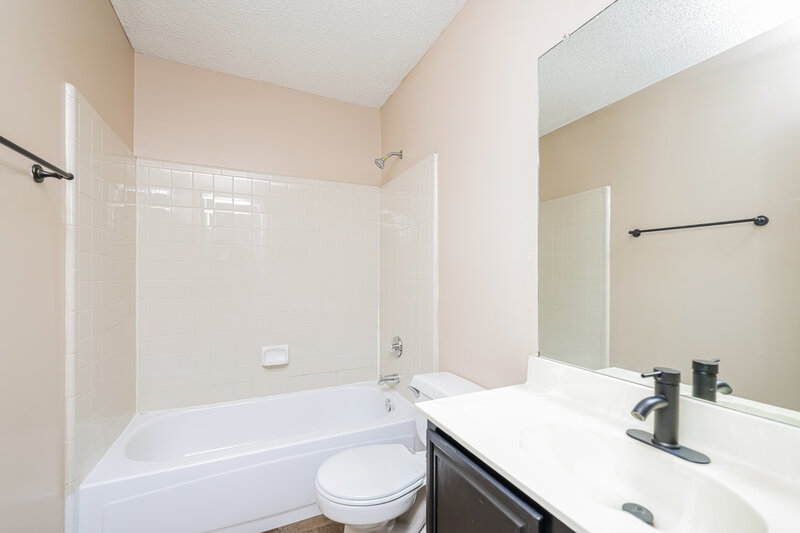 1,990/Mo, 5116 Waltham Ct Garland, TX 75043 Bathroom View