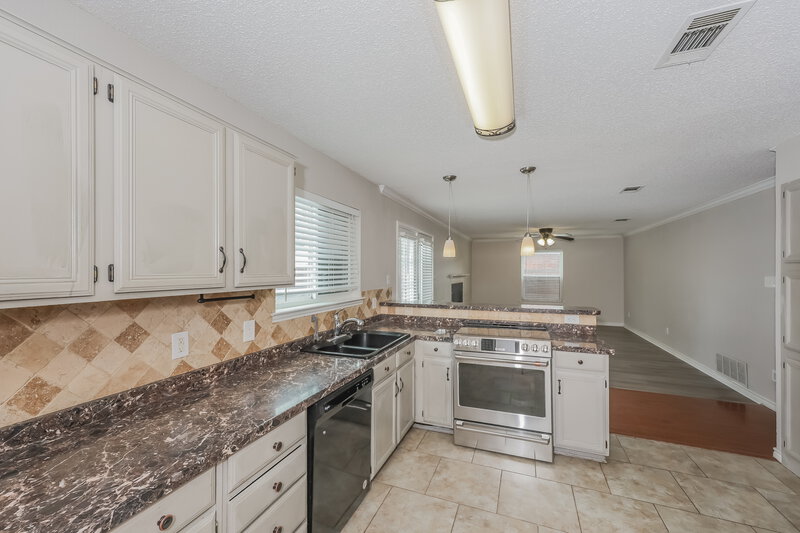 1,965/Mo, 5024 Flat Creek Dr Fort Worth, TX 76179 Kitchen View 2