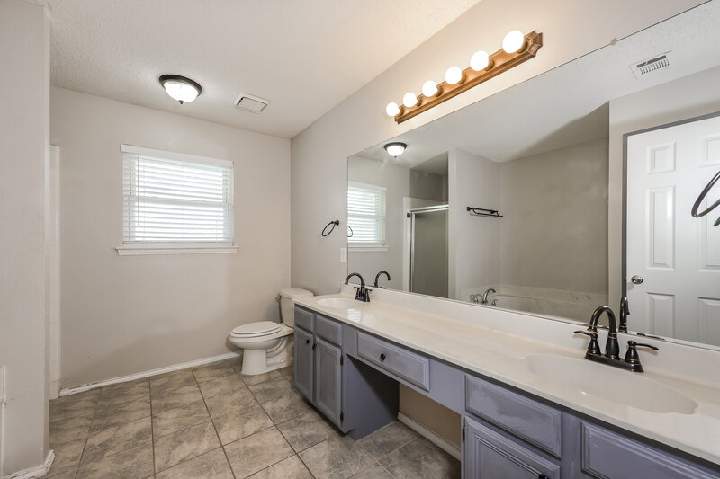 1,965/Mo, 5024 Flat Creek Dr Fort Worth, TX 76179 Main Bathroom View