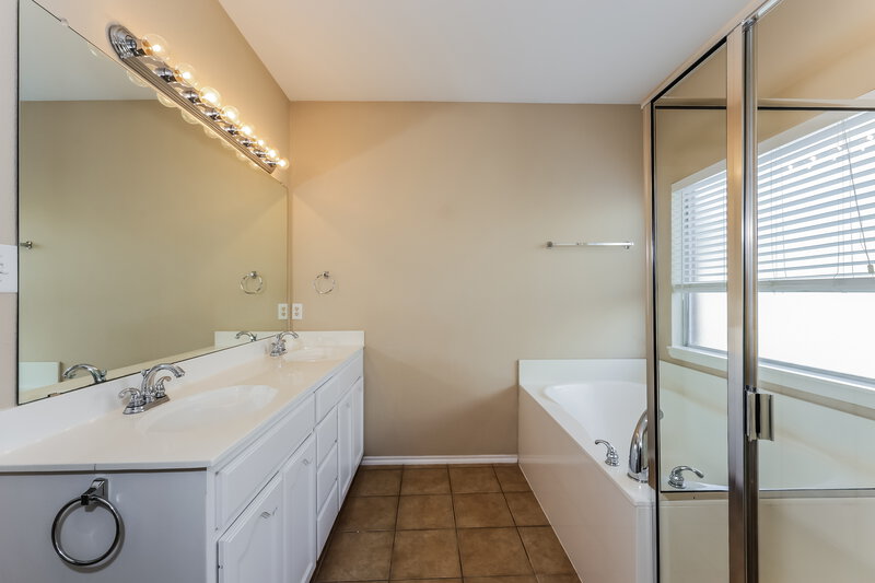 2,275/Mo, 1212 Juniper Ln Burleson, TX 76028 Main Bathroom View