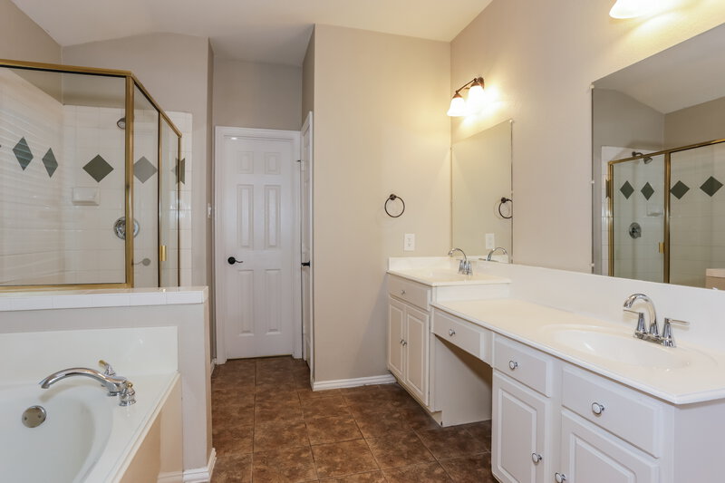 3,180/Mo, 1302 Rosebrook Dr Mansfield, TX 76063 Main Bathroom View