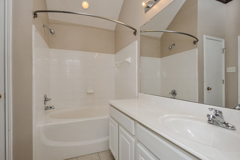 1,870/Mo, 1412 Brownford Dr Burleson, TX 76028 Main Bathroom View