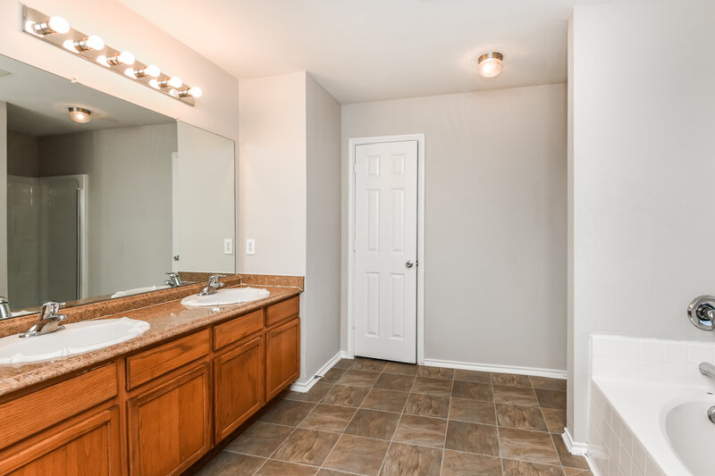 2,460/Mo, 5056 Wild Oats Dr Fort Worth, TX 76179 Main Bathroom View